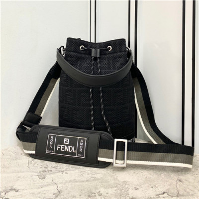 [펜디]Fendi 2021 Men's Fabric Bucket Shoulder Bag,26cm - 펜디 2021 남성용 페브릭 버킷 숄더백,26cmFENB0655,블랙